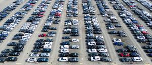 Neuwagen von Volkswagen stehen auf dem Gelände vom VW Stammwerk