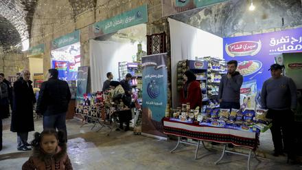 Im Khan al-Shuna-Markt in der Altstadt von Aleppo drängeln sich die Menschen auch im Ramadan nicht. Die Lebensmittelpreise sind hoch.