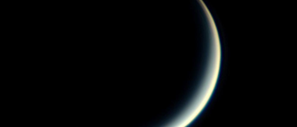 Nur noch eine schmale Sichel: Die Venus am Abendhimmel.