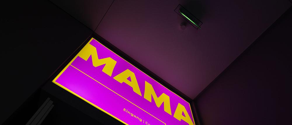Die Ausstellung „Mama. Von Maria bis Merkel“ im Düsseldorfer Kunstpalast zeigt mehr als 120 Kunstwerke und Alltagsobjekte mit Bezug zur Mutterschaft vom 14. Jahrhundert bis heute. 