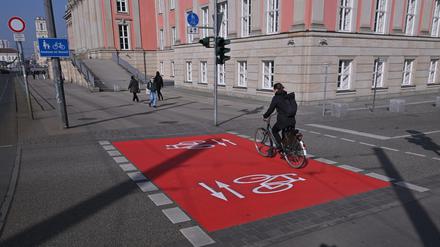 An der Einmündung Humboldtstraße am Landtag ist der Radweg rot eingefärbt worden. Das soll Verkehrsteilnehmer für Gefahrenstellen sensibilisieren.