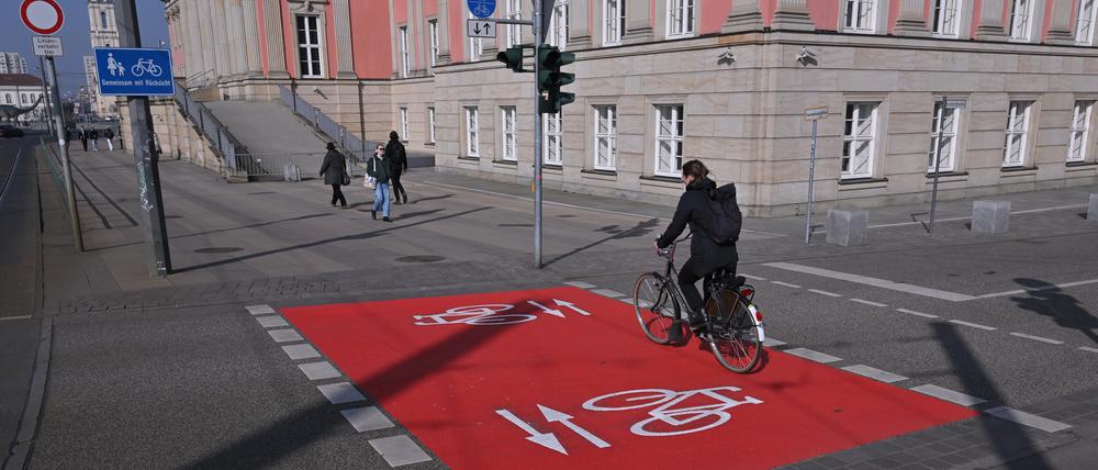 An der Einmündung Humboldtstraße am Landtag ist der Radweg rot eingefärbt worden. Das soll Verkehrsteilnehmer für Gefahrenstellen sensibilisieren.