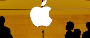 Kunden vor dem Apple-Store in der Grand Central Station in New York: Der Konzern hat Probleme mit der neuen Version seines Sprachassistenten Siri.