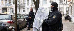 Bundespolizisten nehmen bei der Razzia  einen Mann in Berlin in Gewahrsam. Fussballfans aus Essen waren am 26. Oktober 2024 zwischen Berlin und Rostock nahe dem Ort Gransee in Brandenburg durch eine Notbremsung gestoppt worden. Vermummte und aggressive Täter griffen daraufhin den stehenden Zug an. 