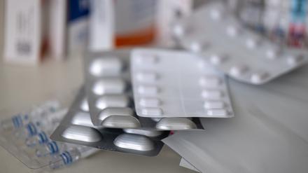Schmerzmittel Fentanyl, Tilidin und Oxycodon verschiedener Hersteller liegen in Form von Tabletten, Tropfen und Pflastern in einer Apotheke auf dem Tisch. (Symbolbild)