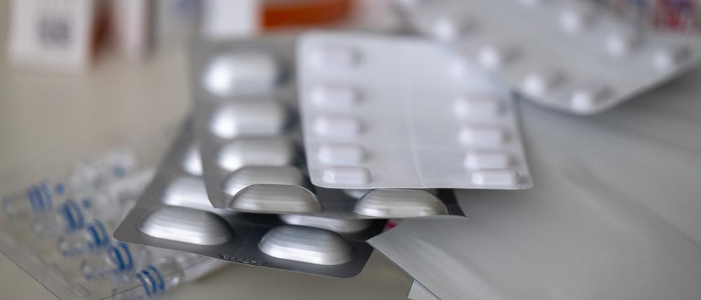 Schmerzmittel Fentanyl, Tilidin und Oxycodon verschiedener Hersteller liegen in Form von Tabletten, Tropfen und Pflastern in einer Apotheke auf dem Tisch. (Symbolbild)
