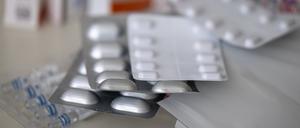 Schmerzmittel Fentanyl, Tilidin und Oxycodon verschiedener Hersteller liegen in Form von Tabletten, Tropfen und Pflastern in einer Apotheke auf dem Tisch. (Symbolbild)