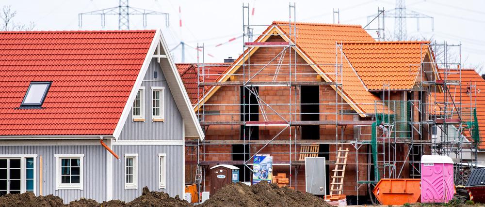 Verbraucher müssen wieder deutlich höhere Zinsen für Immobilienkredite zahlen. (Archivbild)