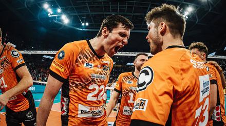 Jake Hanes (links) und Ruben Schott von den BR Volleys.