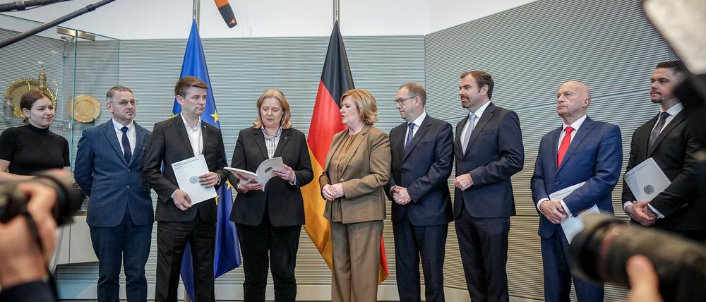 Übergabe des Jahresberichts 2024 der Wehrbeauftragten