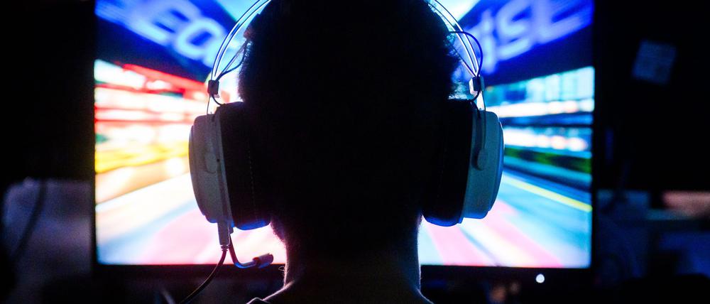 Ein Computerspieler bei der Messe Gamevasion in Hannover 2024.