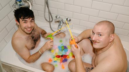 Adrian Parpat und Julian Seitlinger von „Cracky Dining“ sitzen in einer Badewanne.
