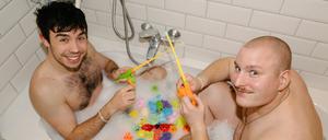 Adrian Parpat und Julian Seitlinger von „Cracky Dining“ sitzen in einer Badewanne.
