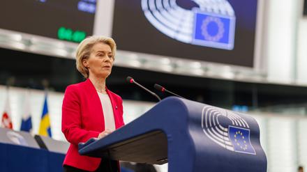 Ursula von der Leyen (CDU), Präsidentin der Europäischen Kommission, steht im Gebäude des Europäischen Parlaments und spricht. 