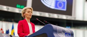 Ursula von der Leyen (CDU), Präsidentin der Europäischen Kommission, steht im Gebäude des Europäischen Parlaments und spricht. 