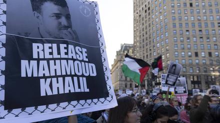 Sie fordern Freiheit für Mahmoud Khalil. Propalästinensische Demonstranten in New York. 