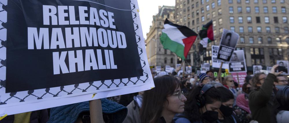 Sie fordern Freiheit für Mahmoud Khalil. Propalästinensische Demonstranten in New York. 
