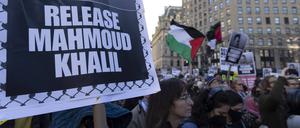 Sie fordern Freiheit für Mahmoud Khalil. Propalästinensische Demonstranten in New York. 