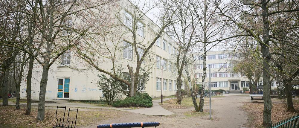 Die Staatsanwaltschaft ermittelt nach einem Gewaltvorfall gegen eine Flüchtlingsunterkunft in Stahnsdorf südlich von Berlin.