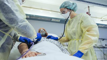 Nicht immer und überall konnten Corona-Patienten in den Hochphasen der Pandemie optimal behandelt werden. 