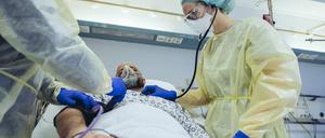 Nicht immer und überall konnten Corona-Patienten in den Hochphasen der Pandemie optimal behandelt werden. 