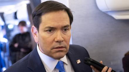 U.S. Secretary of State Marco Rubio speaks with the media on his military airplane as he flies to Jeddah, Saudi Arabia March 10, 2025. Rubio arrived in the Red Sea port city of Jeddah ahead of the talks with Ukrainian officials expected on March 11, leading a delegation including Mike Waltz, U.S. President Donald Trump's national security adviser.     SAUL LOEB/Pool via REUTERS