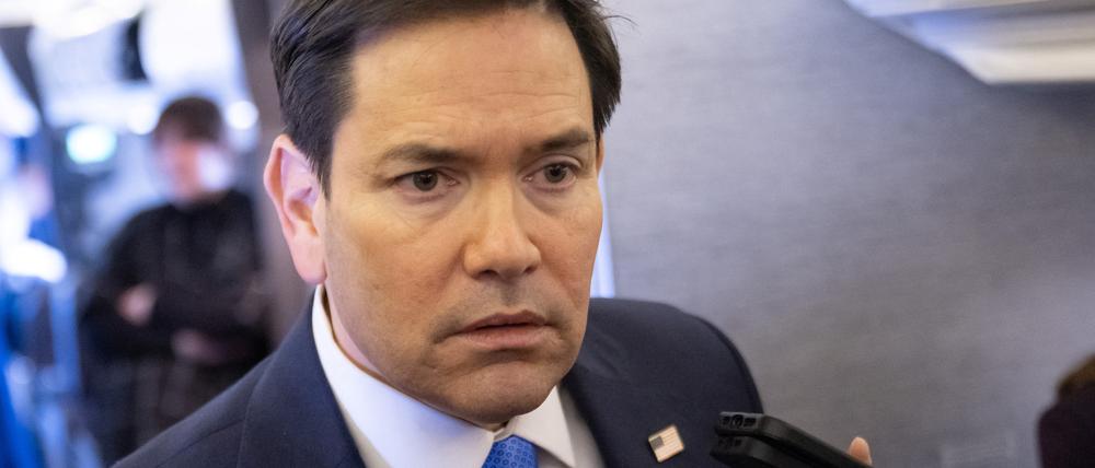 U.S. Secretary of State Marco Rubio speaks with the media on his military airplane as he flies to Jeddah, Saudi Arabia March 10, 2025. Rubio arrived in the Red Sea port city of Jeddah ahead of the talks with Ukrainian officials expected on March 11, leading a delegation including Mike Waltz, U.S. President Donald Trump's national security adviser.     SAUL LOEB/Pool via REUTERS