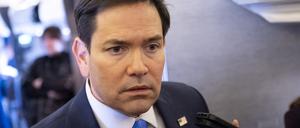 U.S. Secretary of State Marco Rubio speaks with the media on his military airplane as he flies to Jeddah, Saudi Arabia March 10, 2025. Rubio arrived in the Red Sea port city of Jeddah ahead of the talks with Ukrainian officials expected on March 11, leading a delegation including Mike Waltz, U.S. President Donald Trump's national security adviser.     SAUL LOEB/Pool via REUTERS
