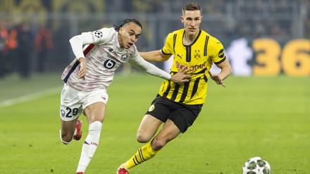 Ethan Mbappe (OSC Lille) und Nico Schlotterbeck (Borussia Dortmund)