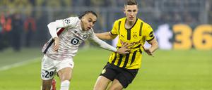 Ethan Mbappe (OSC Lille) und Nico Schlotterbeck (Borussia Dortmund)