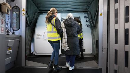 Eine Beamtin der Bundespolizei bringt eine Frau auf einen Abschiebeflug nach Pakistan. 
