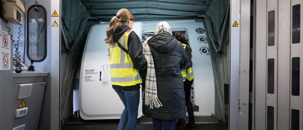Eine Beamtin der Bundespolizei bringt eine Frau auf einen Abschiebeflug nach Pakistan.
