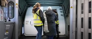 Eine Beamtin der Bundespolizei bringt eine Frau auf einen Abschiebeflug nach Pakistan. 