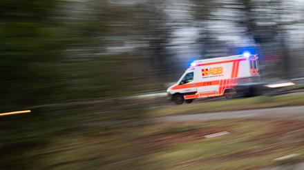 Ein Rettungswagen ist mit Blaulicht im Einsatz.