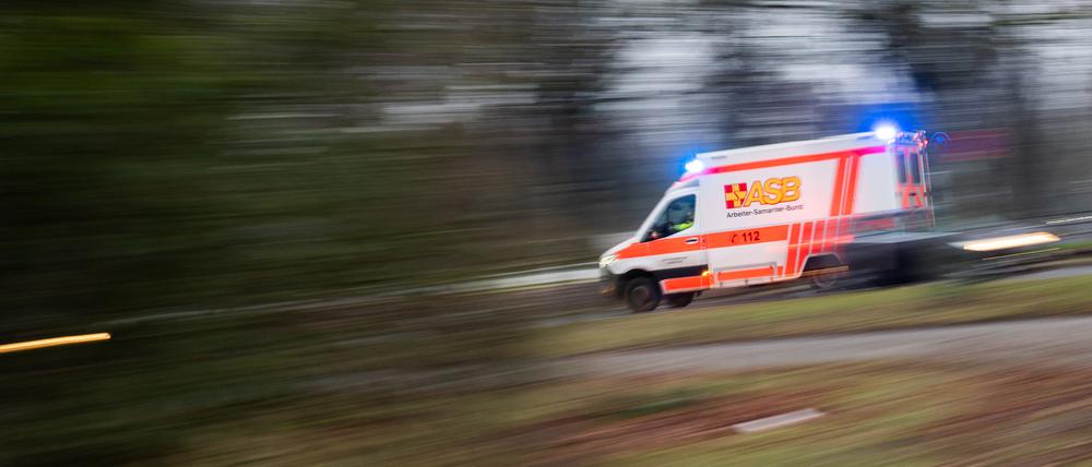 Ein Rettungswagen ist mit Blaulicht im Einsatz.