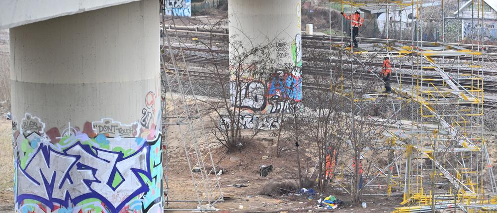 Die Ringbahnbrücke im Westen Berlins kann nur auf einer Fahrspur genutzt werden, eine Vollsperrung wird nicht ausgeschlossen.