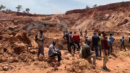 Immer mehr Menschen in Mali und Senegal arbeiten in Goldminen statt in der Landwirtschaft.