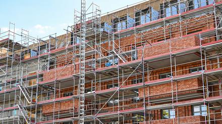 Baustelle eines Mehrfamilienhauses mit neuen Wohnungen.