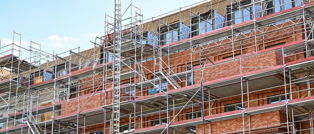 Baustelle eines Mehrfamilienhauses mit neuen Wohnungen.