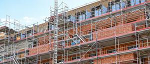 Baustelle eines Mehrfamilienhauses mit neuen Wohnungen.