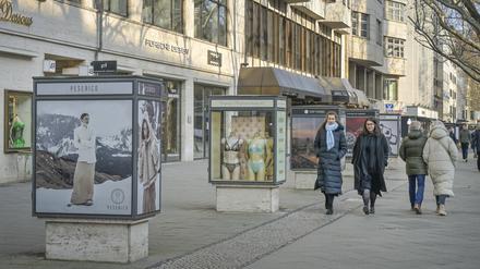 Passantinnen flanieren auf dem Kurfürstendamm in Charlottenburg. Wichtiger als Geschäfte werden Bars und Restaurants. 