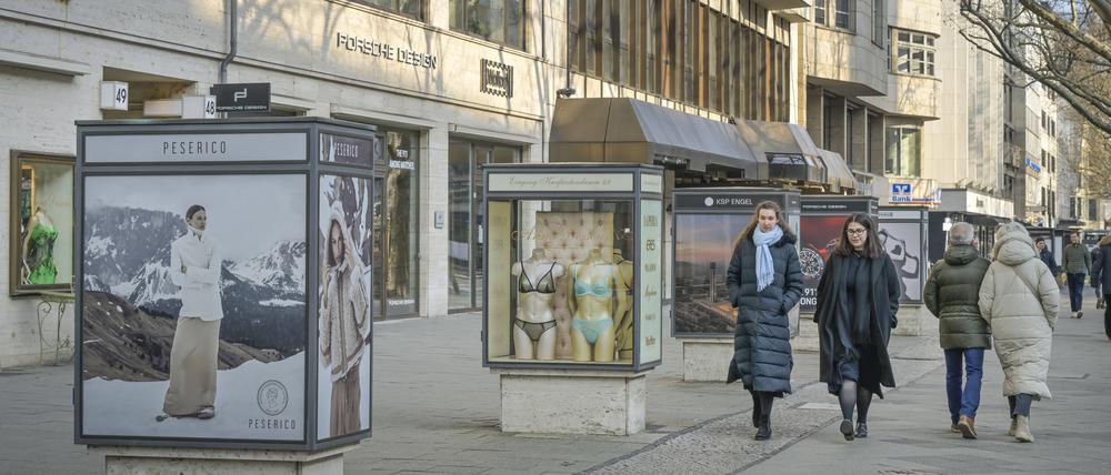 Passantinnen flanieren auf dem Kurfürstendamm in Charlottenburg. Wichtiger als Geschäfte werden Bars und Restaurants. 