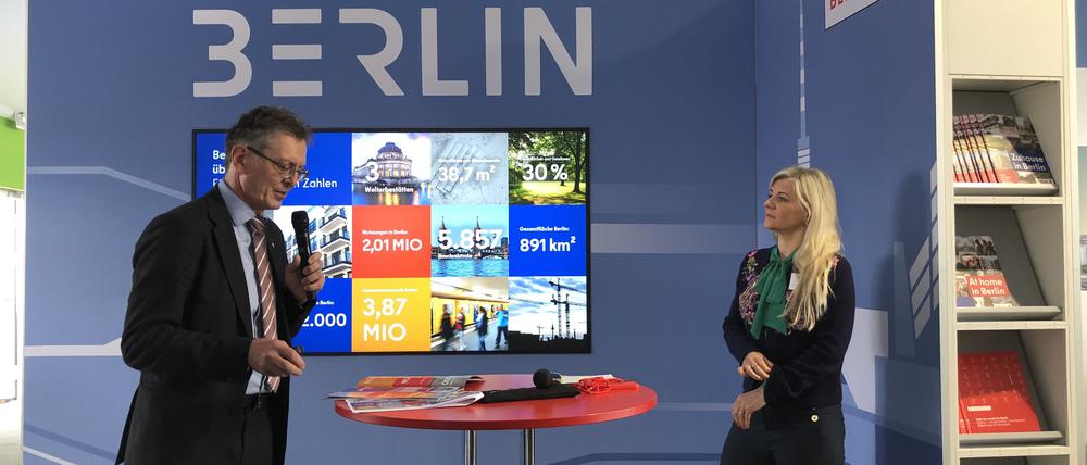 Bausenator Christian Gaebler (SPD) stellt Berlin vor, befragt von der Moderatorin Johanna Sonnenburg.