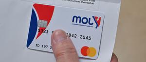 Flüchtlinge erhalten staatliche Leistungen über eine sogenannte Bezahlkarte und sollen damit zahlen. In bar dürfen Erwachsene nur 50 Euro im Monat abheben. (Archivbild) 