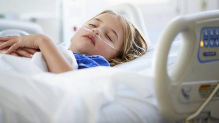 Mädchen und Jungen sind gleich häufig von PIMS betroffen. Oft müssen sie intensivmedizinisch behandelt werden. (Symbolfoto)