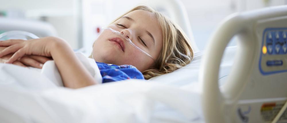 Mädchen und Jungen sind gleich häufig von PIMS betroffen. Oft müssen sie intensivmedizinisch behandelt werden. (Symbolfoto)