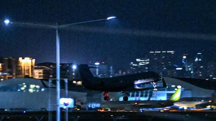 Ein Learjet mit Duterte an Bord startet in Pasay in Richtung Den Haag