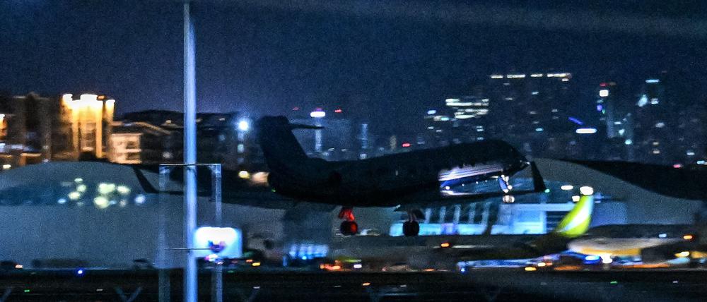 Ein Learjet mit Duterte an Bord startet in Pasay in Richtung Den Haag