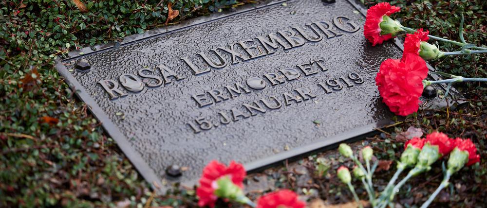 Blick auf das Grab von Rosa Luxemburg beim stillen Gedenken.