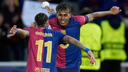 Raphinha und Lamine Yamal (rechts) jubeln über das Führungstor für Barcelona